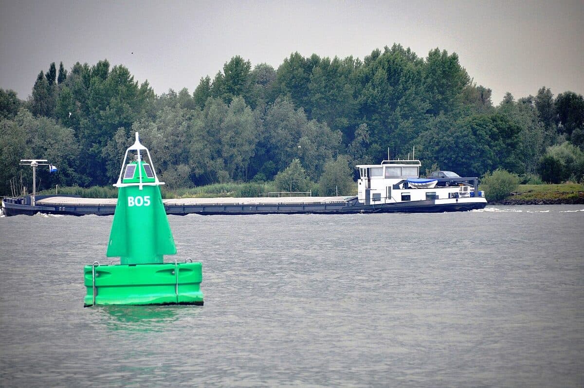 Groene spitse ton B 05 op de Beneden Merwede