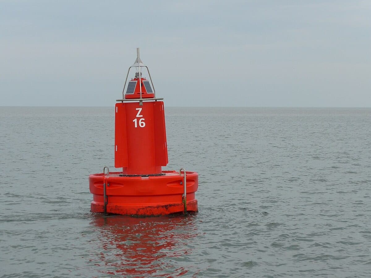 Rode stompe ton Z 16 in de Zoutkamperlaag (Waddenzee)